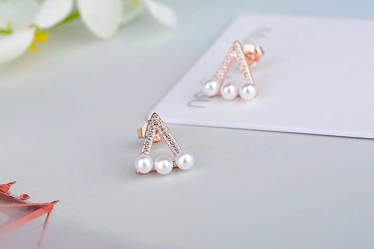 1 Paire Style IG Style Simple Triangle Évider Incruster Le Cuivre Perles Artificielles Zircon Boucles D'Oreilles display picture 8