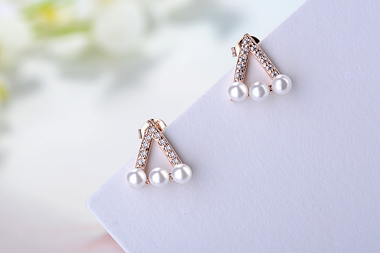 1 Pair IG Style Simple Style Triangle Hollow Out Inlay Copper Artificial Pearls Zircon Ear Studs display picture 9