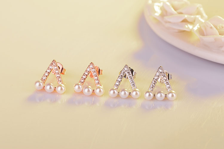1 Pair IG Style Simple Style Triangle Hollow Out Inlay Copper Artificial Pearls Zircon Ear Studs display picture 10