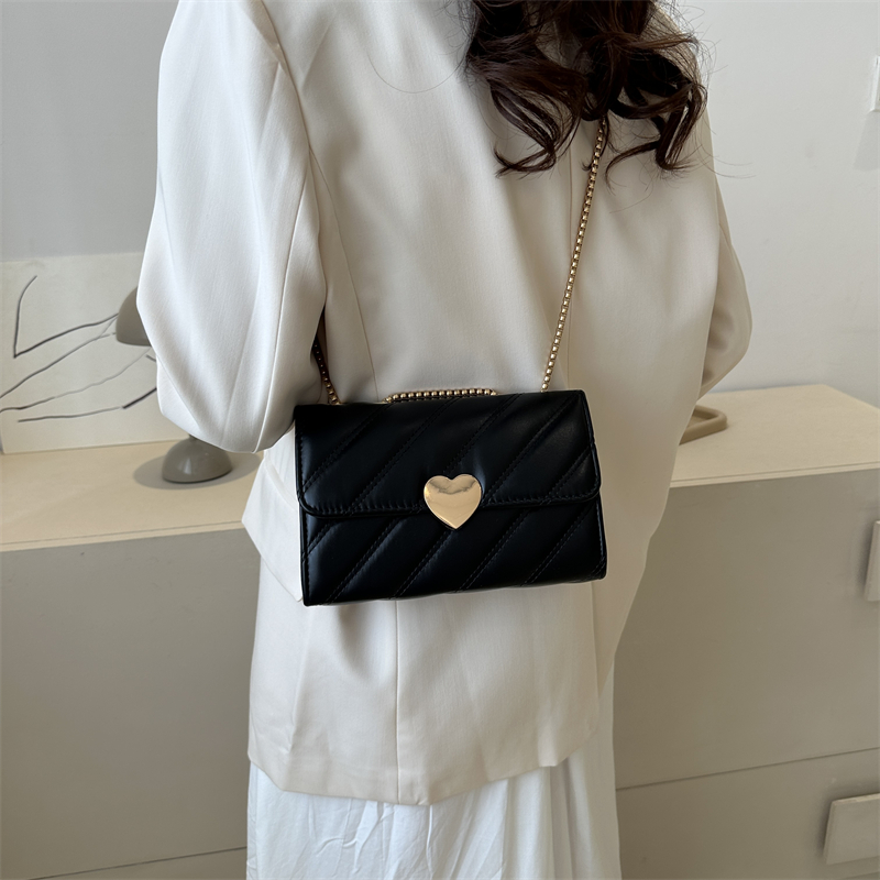 Women's Pu Leather Heart Shape Cute Vintage Style Square Flip Cover Shoulder Bag Crossbody Bag display picture 2