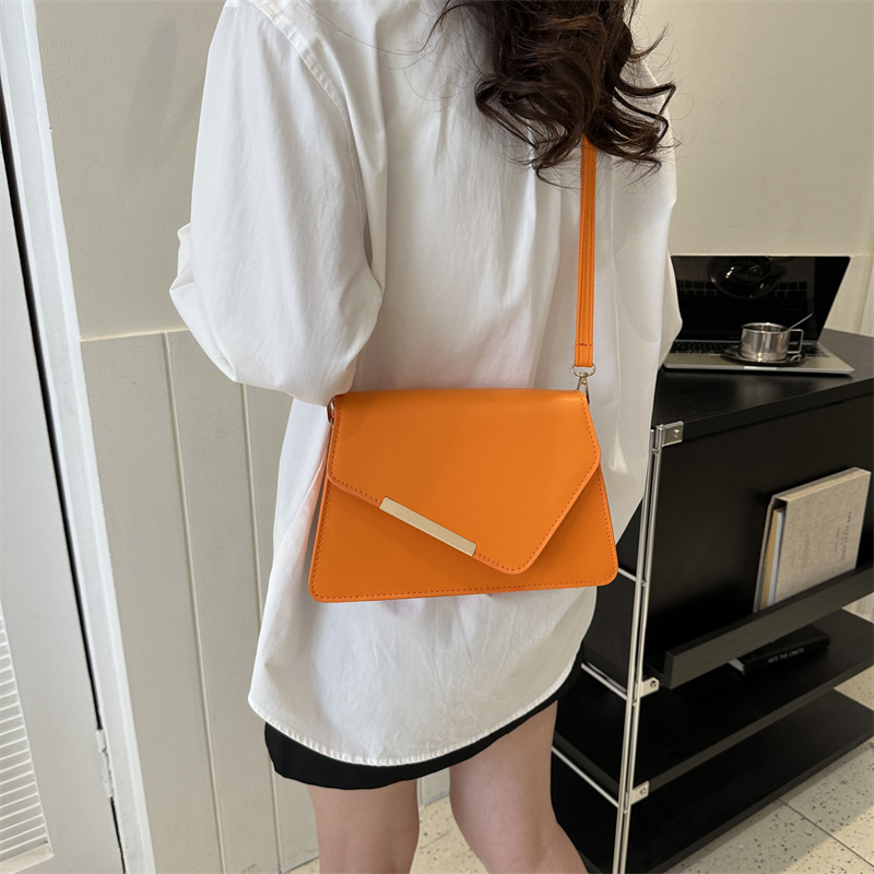 Women's Pu Leather Solid Color Basic Vintage Style Square Flip Cover Shoulder Bag Crossbody Bag display picture 3