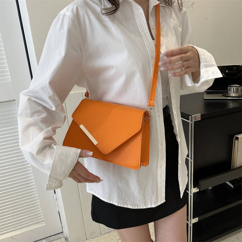 Women's Pu Leather Solid Color Basic Vintage Style Square Flip Cover Shoulder Bag Crossbody Bag display picture 5