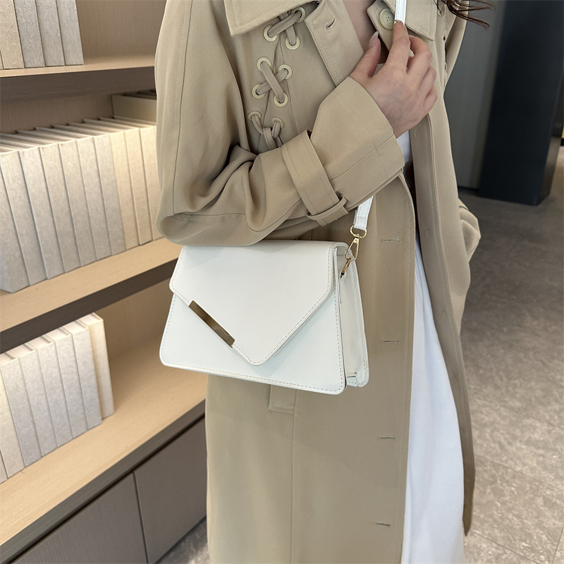 Women's Pu Leather Solid Color Basic Vintage Style Square Flip Cover Shoulder Bag Crossbody Bag display picture 8