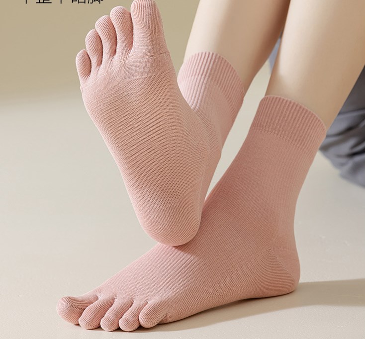 Women's Simple Style Solid Color Cotton Crew Socks A Pair display picture 6
