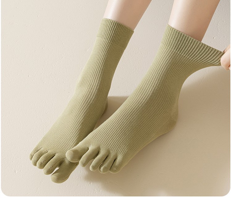 Women's Simple Style Solid Color Cotton Crew Socks A Pair display picture 7