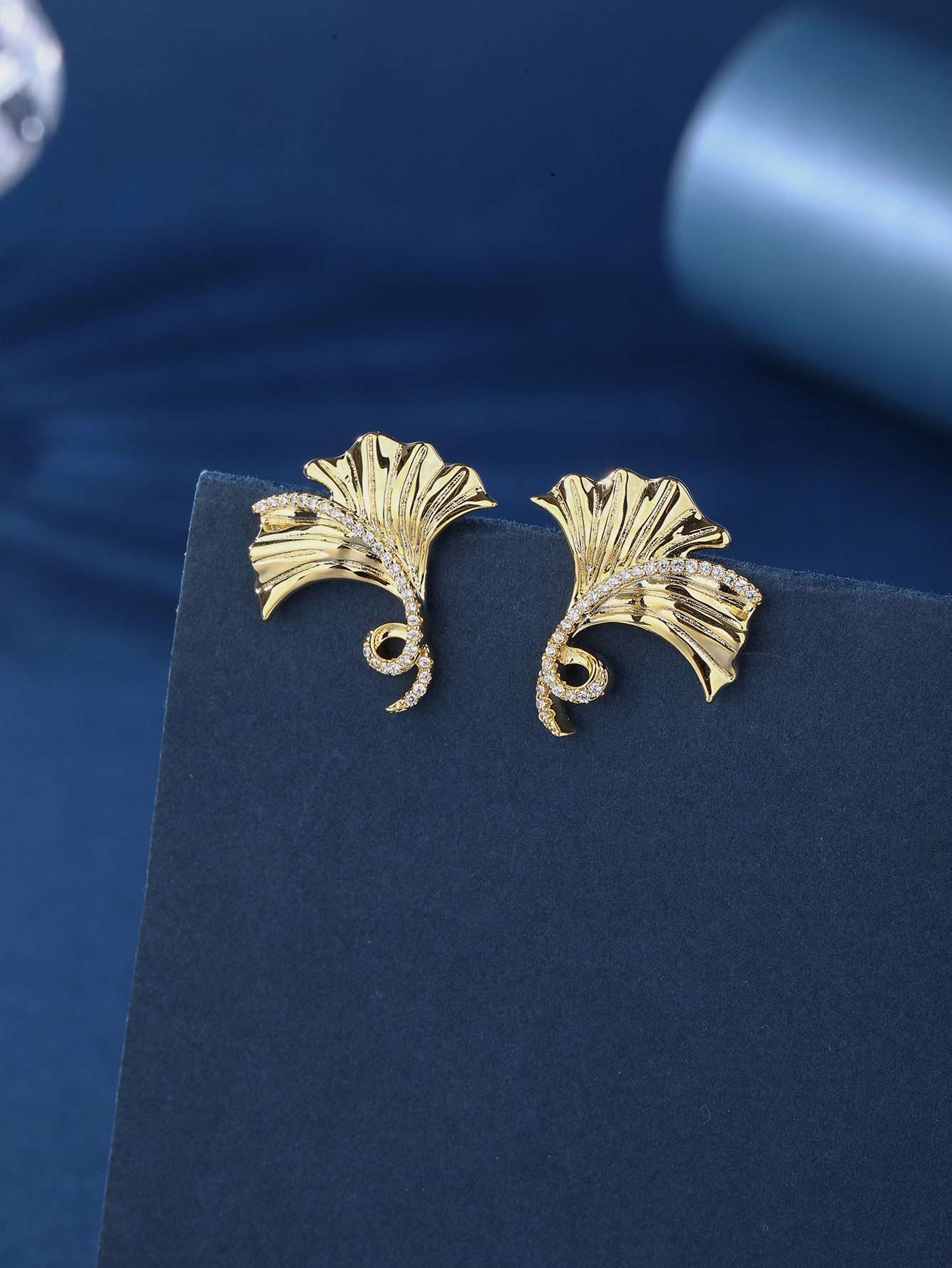 1 Pair Elegant Simple Style Ginkgo Leaf Plating Inlay Copper Zircon 18k Gold Plated Ear Studs display picture 1