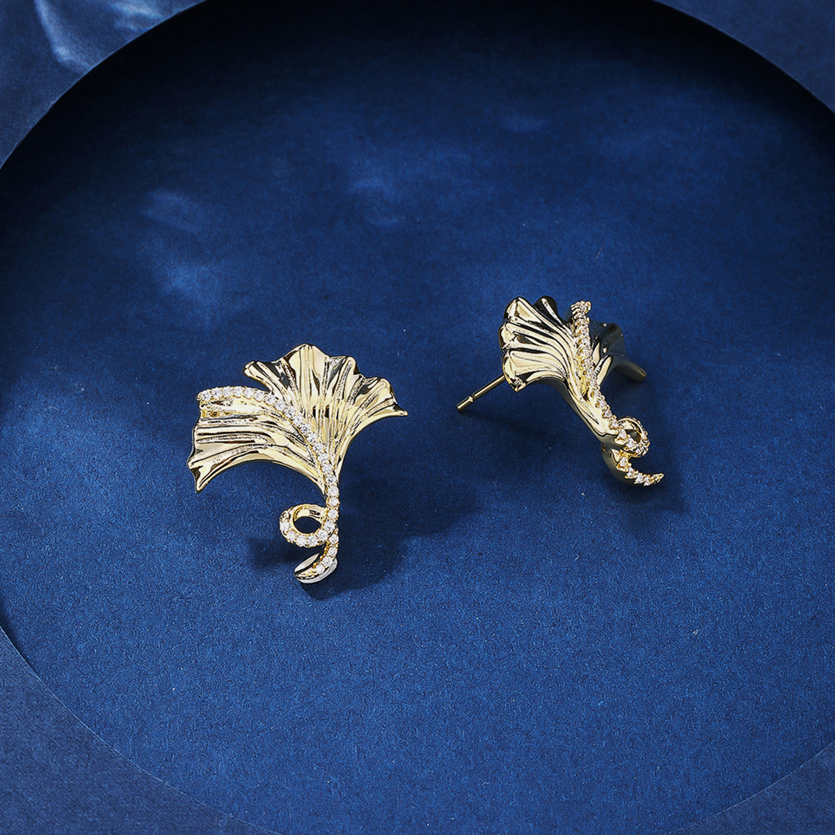 1 Pair Elegant Simple Style Ginkgo Leaf Plating Inlay Copper Zircon 18k Gold Plated Ear Studs display picture 2