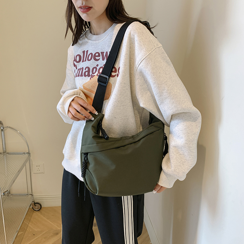 Women's Nylon Solid Color Preppy Style Classic Style Streetwear Sewing Thread Dumpling Shape Zipper Crossbody Bag Mountaineering Bag display picture 3