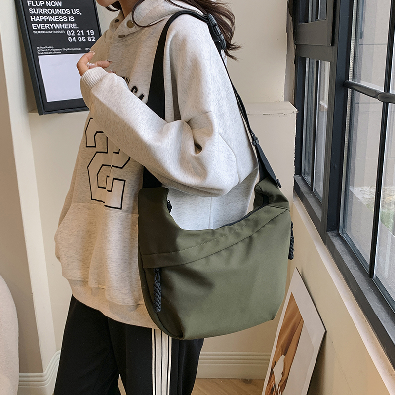 Women's Nylon Solid Color Preppy Style Classic Style Streetwear Sewing Thread Dumpling Shape Zipper Crossbody Bag Mountaineering Bag display picture 11
