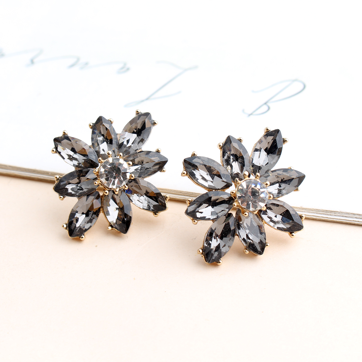 1 Pair Casual Elegant Flower Plating Inlay Alloy Crystal Rhinestones Gold Plated Ear Studs display picture 2