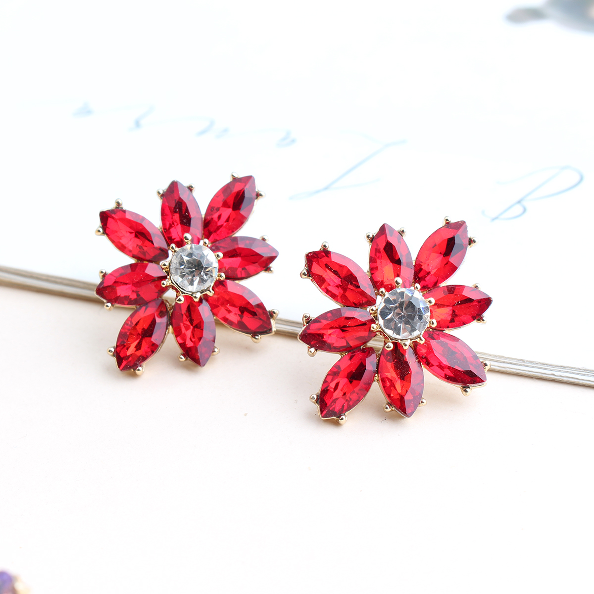1 Pair Casual Elegant Flower Plating Inlay Alloy Crystal Rhinestones Gold Plated Ear Studs display picture 5