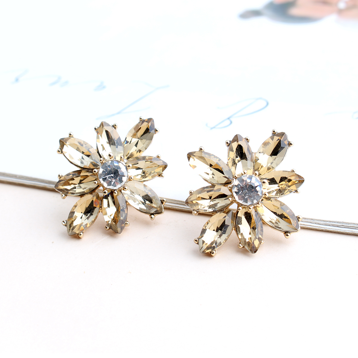 1 Pair Casual Elegant Flower Plating Inlay Alloy Crystal Rhinestones Gold Plated Ear Studs display picture 8