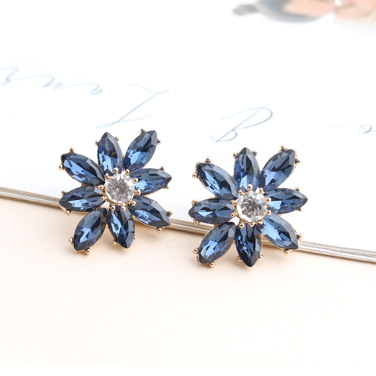 1 Pair Casual Elegant Flower Plating Inlay Alloy Crystal Rhinestones Gold Plated Ear Studs display picture 9