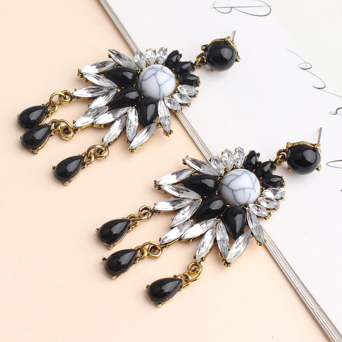 1 Pair Vintage Style Flower Tassel Plating Inlay Arylic Zinc Alloy Rhinestones Plated Ancient & Gold Drop Earrings display picture 3