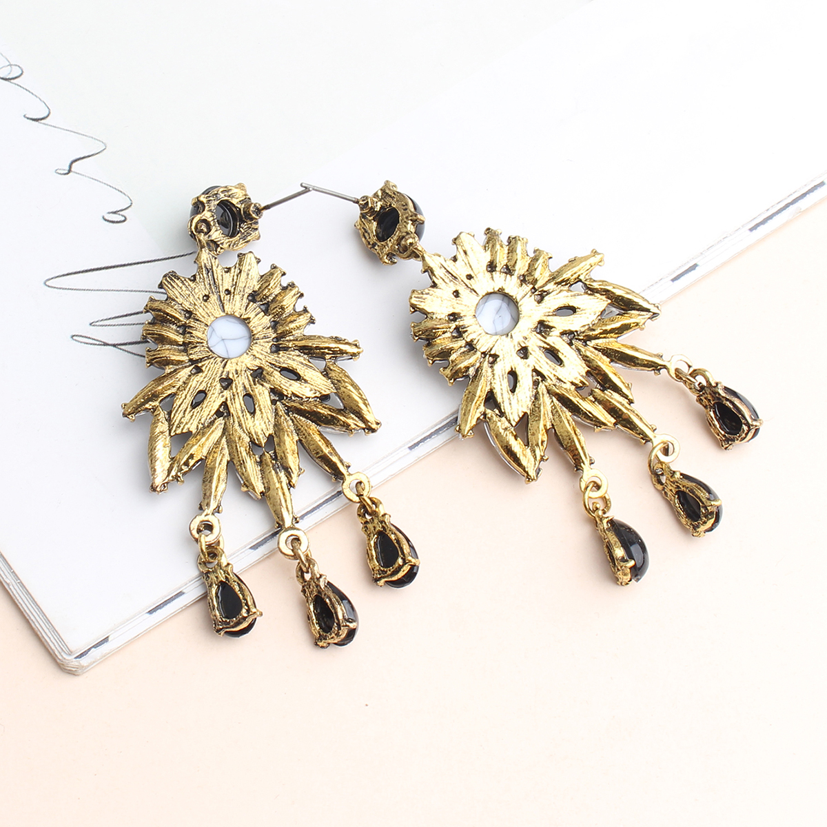 1 Pair Vintage Style Flower Tassel Plating Inlay Arylic Zinc Alloy Rhinestones Plated Ancient & Gold Drop Earrings display picture 2