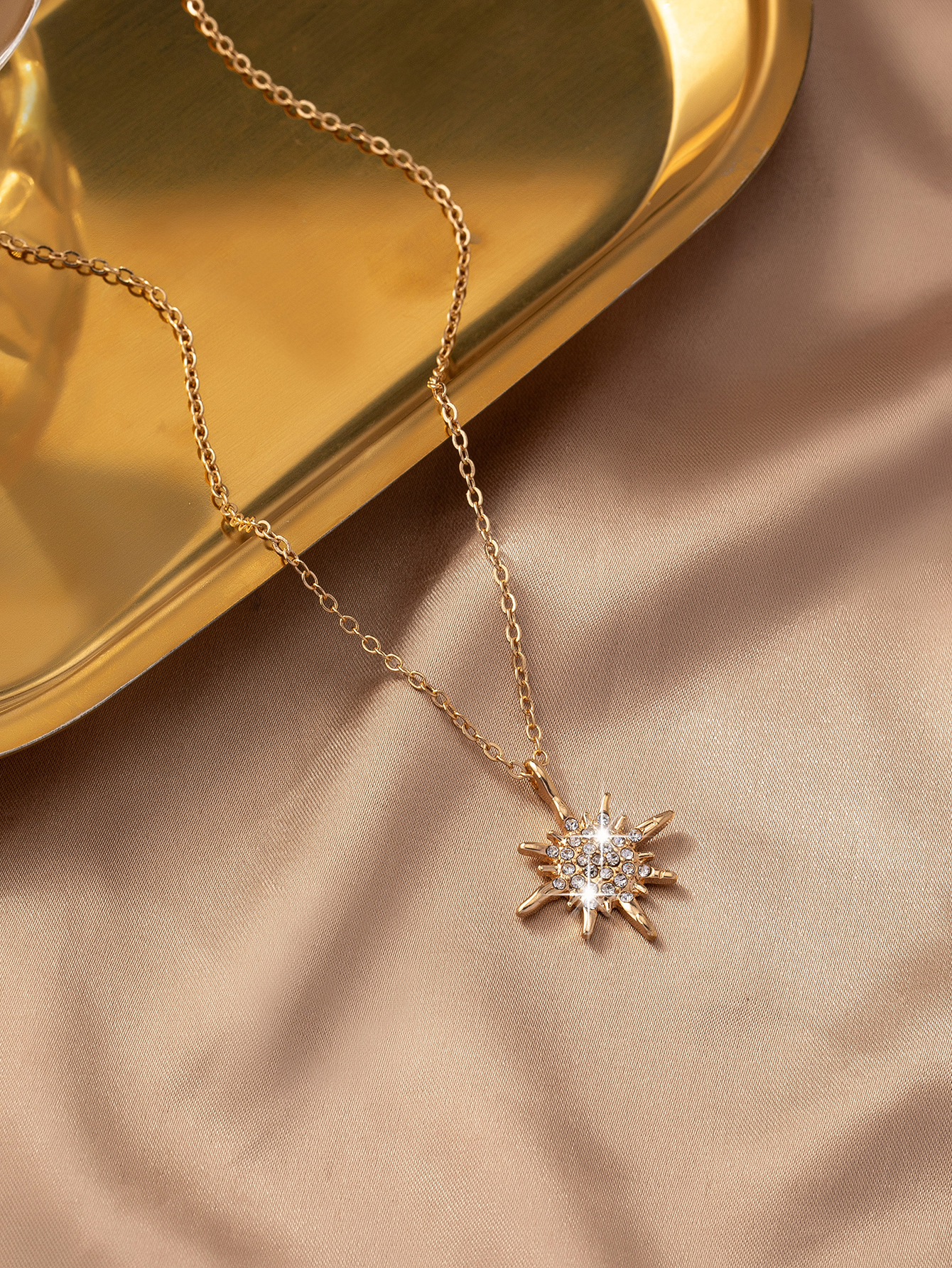 Elegant Shiny Sun Alloy Zinc Inlay Rhinestones Women's Pendant Necklace display picture 4