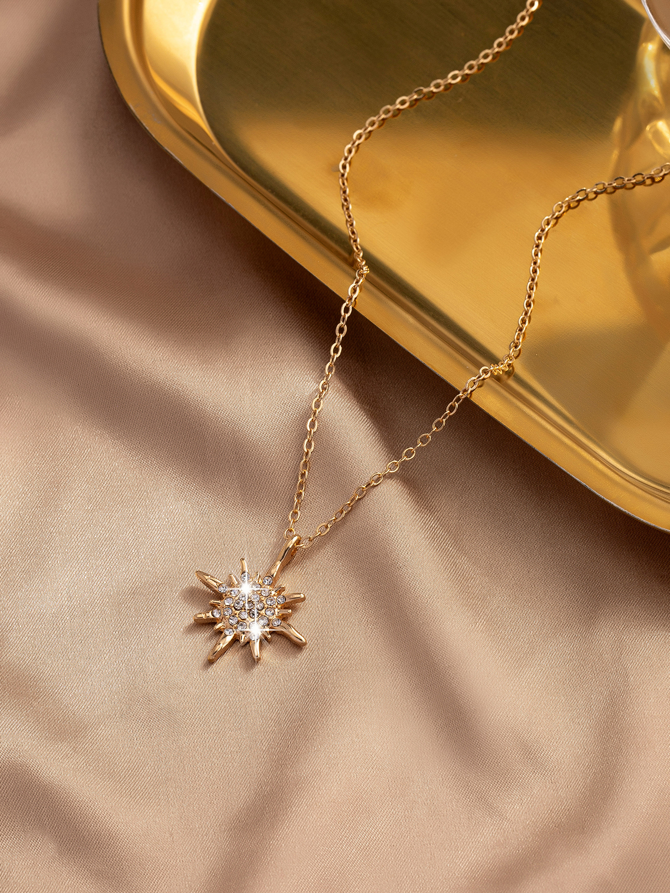 Elegant Shiny Sun Alloy Zinc Inlay Rhinestones Women's Pendant Necklace display picture 5