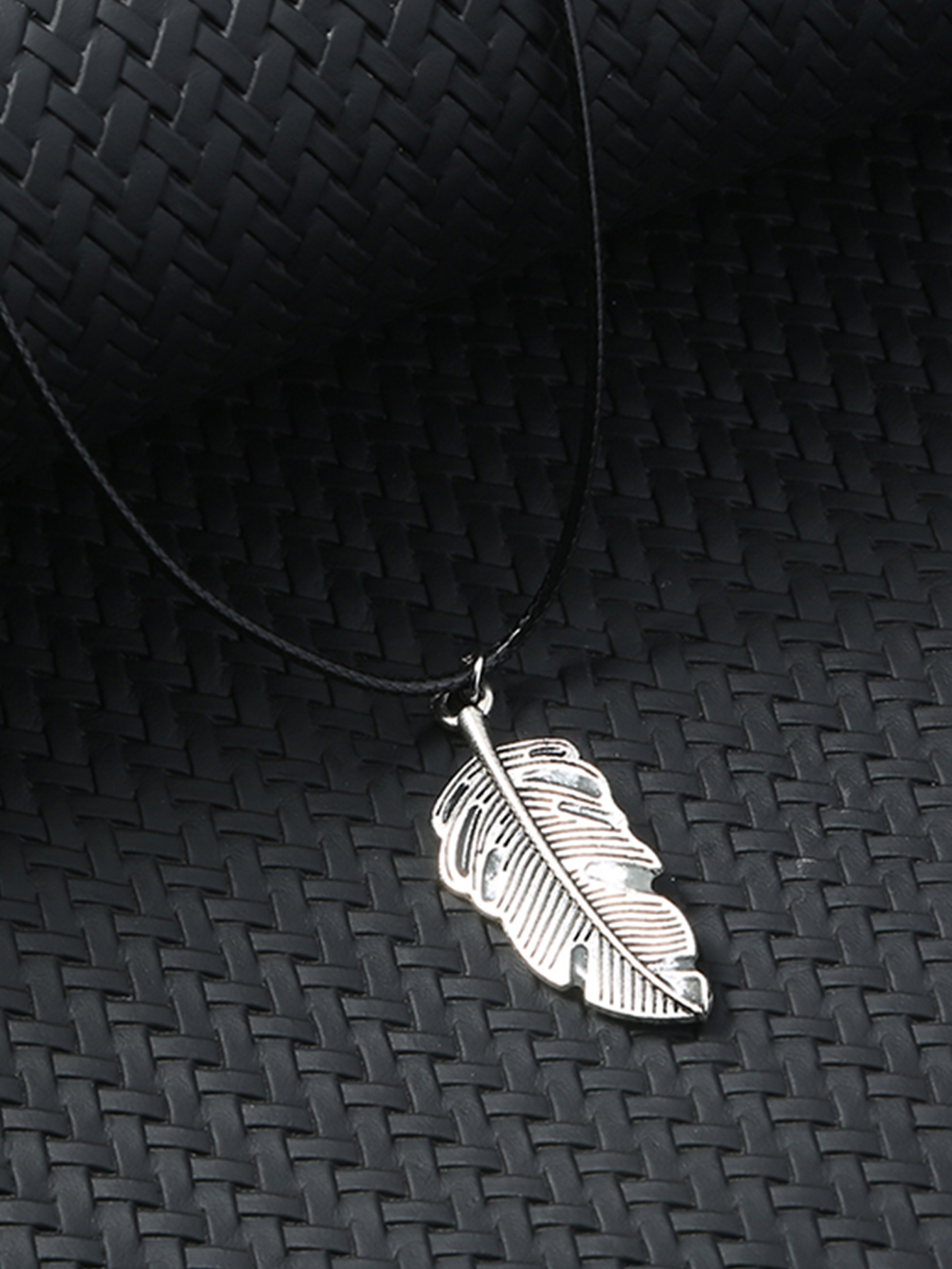 Streetwear Feather Nylon Zinc Alloy Luminous Unisex Pendant Necklace display picture 1