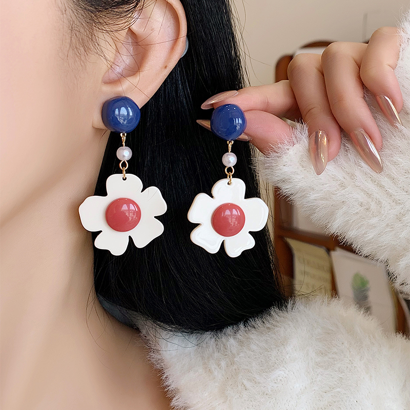1 Pair Retro Flower Resin Drop Earrings display picture 5