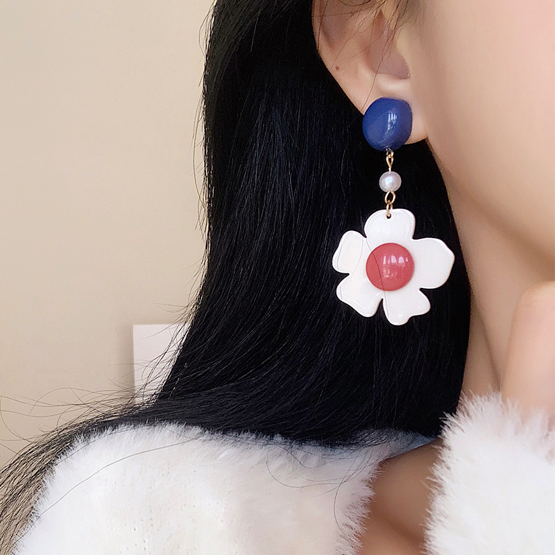 1 Pair Retro Flower Resin Drop Earrings display picture 4