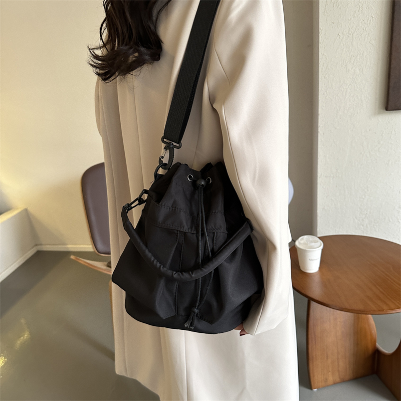 Women's Oxford Cloth Solid Color Classic Style Bucket String Shoulder Bag display picture 1