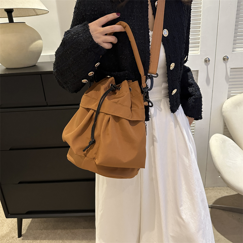 امرأة قماش أكسفورد اللون الصامد النمط الكلاسيكي دلو سلسلة حقيبة كتف display picture 6