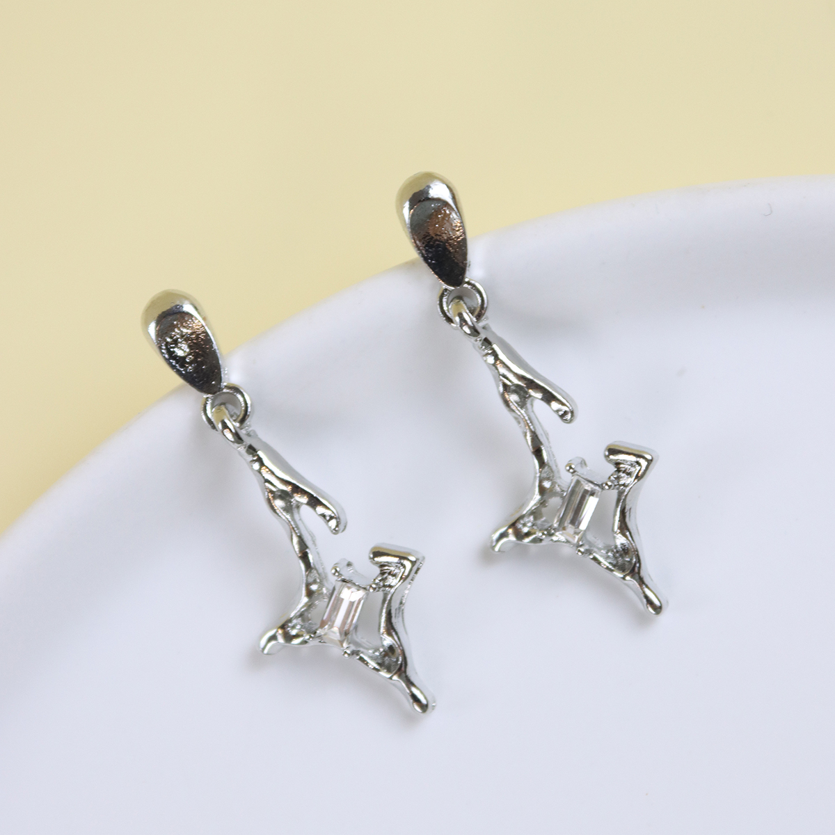 1 Pair Simple Style Star Heart Shape Bow Knot Plating Inlay Alloy Rhinestone Acrylic Gem Resin White Gold Plated Earrings display picture 11