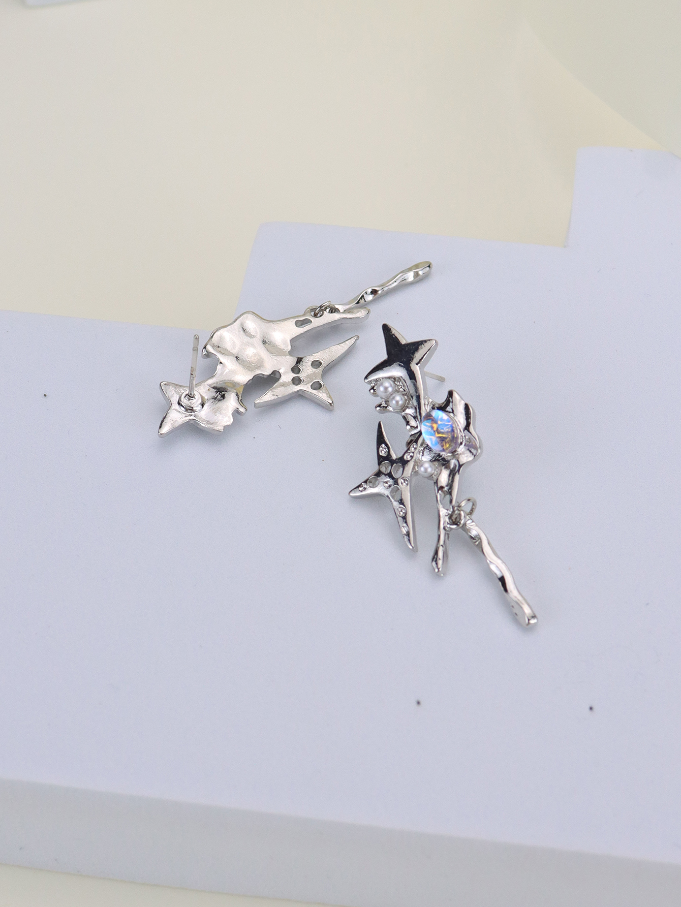 1 Pair Simple Style Star Heart Shape Bow Knot Plating Inlay Alloy Rhinestone Acrylic Gem Resin White Gold Plated Earrings display picture 25