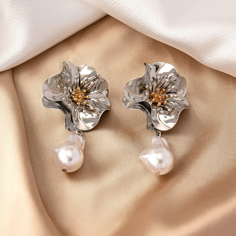 1 Paar Elegant Retro Französische Art Blume Überzug Inlay Legierung Perle Vergoldet Tropfenohrringe display picture 2