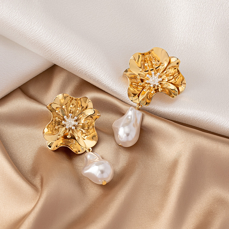 1 Paar Elegant Retro Französische Art Blume Überzug Inlay Legierung Perle Vergoldet Tropfenohrringe display picture 4