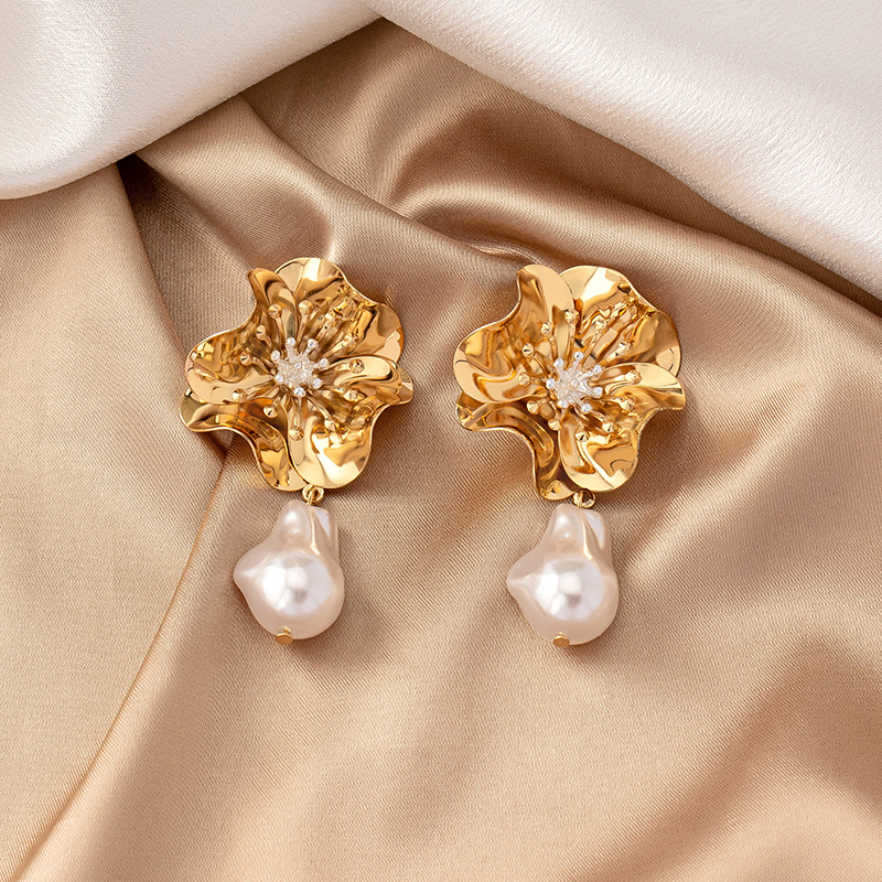 1 Paar Elegant Retro Französische Art Blume Überzug Inlay Legierung Perle Vergoldet Tropfenohrringe display picture 9