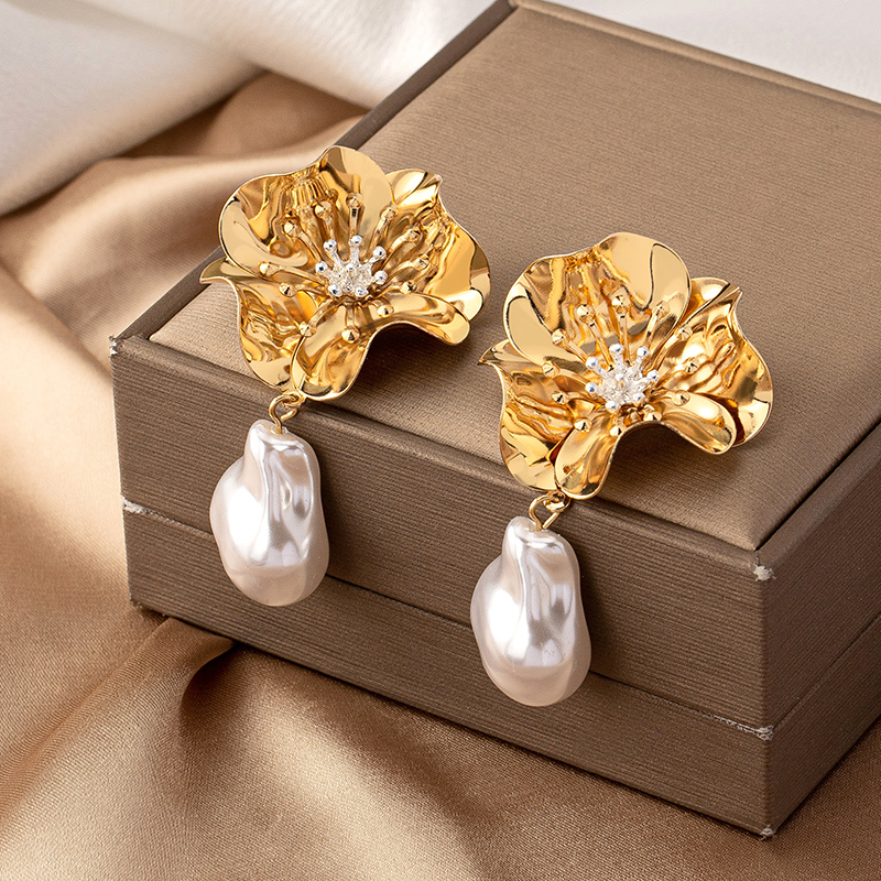 1 Paar Elegant Retro Französische Art Blume Überzug Inlay Legierung Perle Vergoldet Tropfenohrringe display picture 8