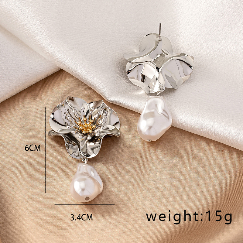 1 Pair Elegant Retro French Style Flower Plating Inlay Alloy Pearl Gold Plated Drop Earrings display picture 7