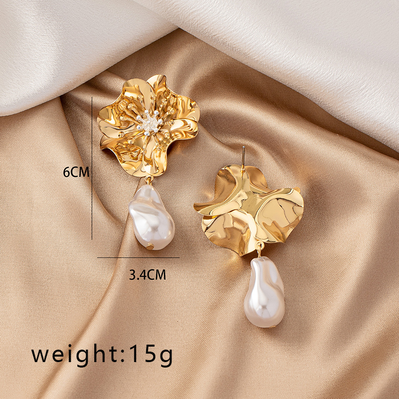 1 Pair Elegant Retro French Style Flower Plating Inlay Alloy Pearl Gold Plated Drop Earrings display picture 10