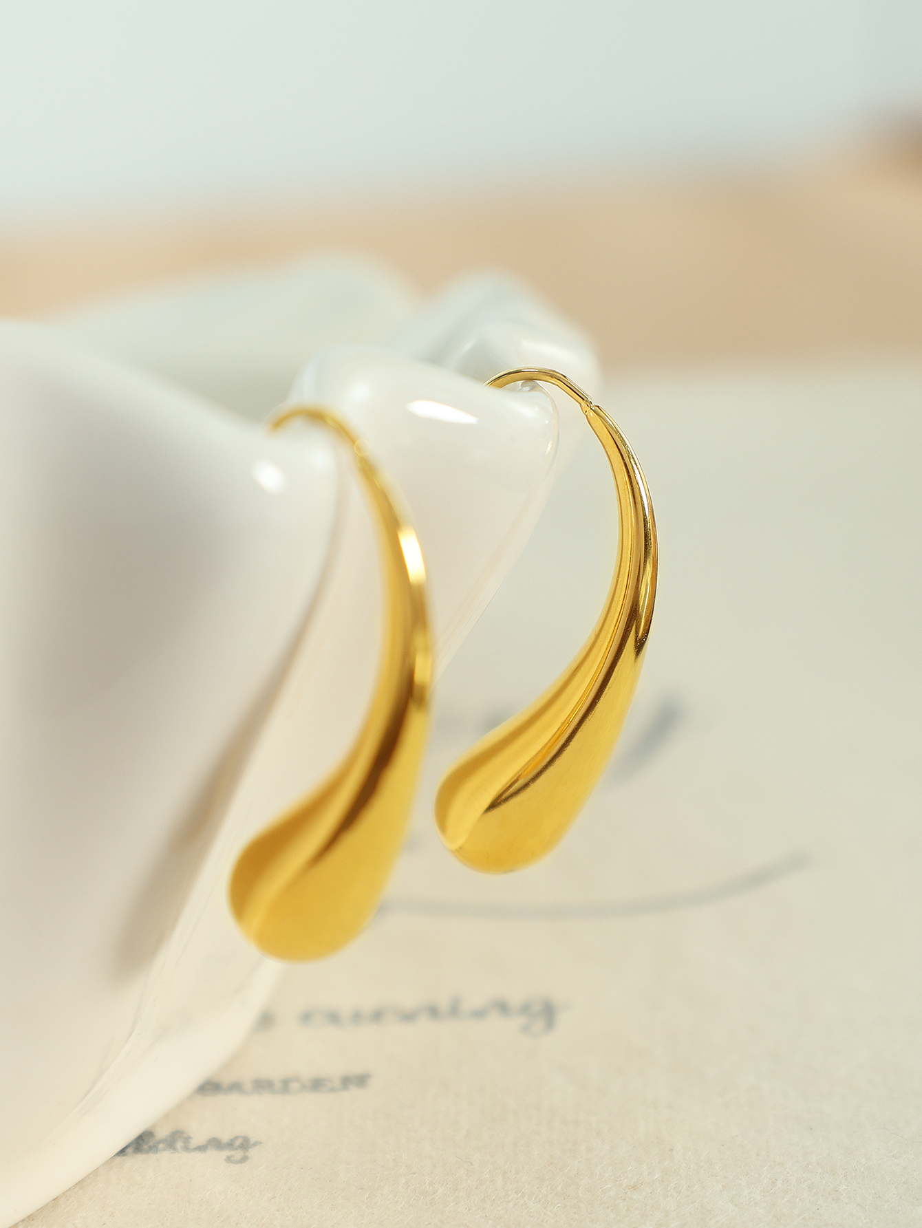 1 Pair Elegant Simple Style Water Droplets Plating Titanium Steel 18k Gold Plated Drop Earrings display picture 4