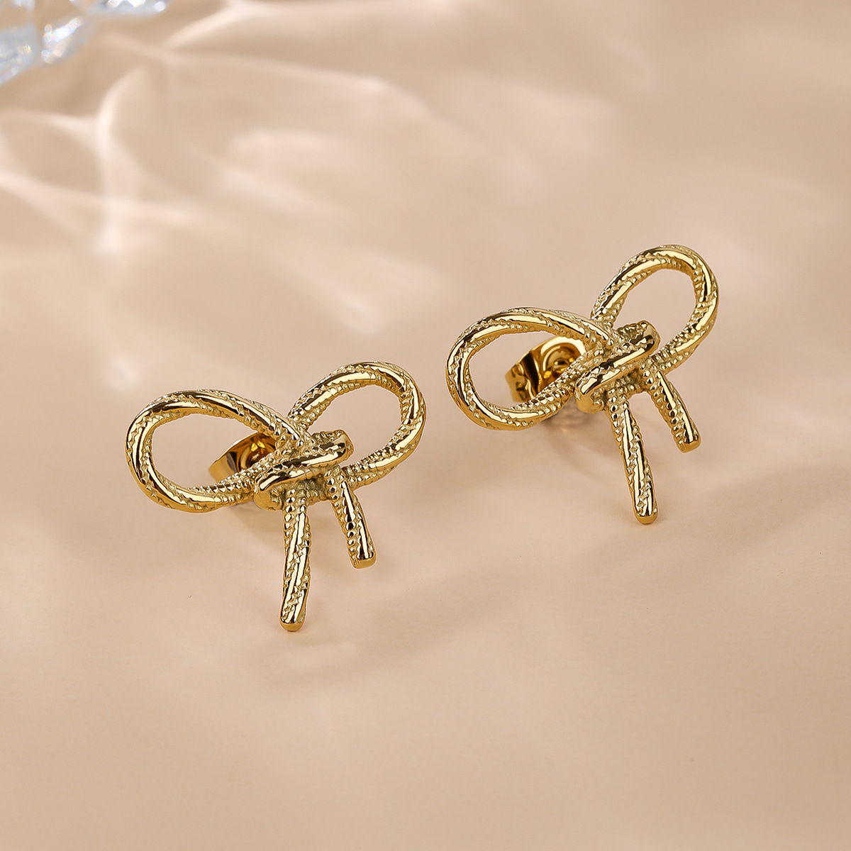 1 Pair Simple Style Classic Style Solid Color Bow Knot Plating Titanium Steel 18k Gold Plated Ear Studs display picture 2