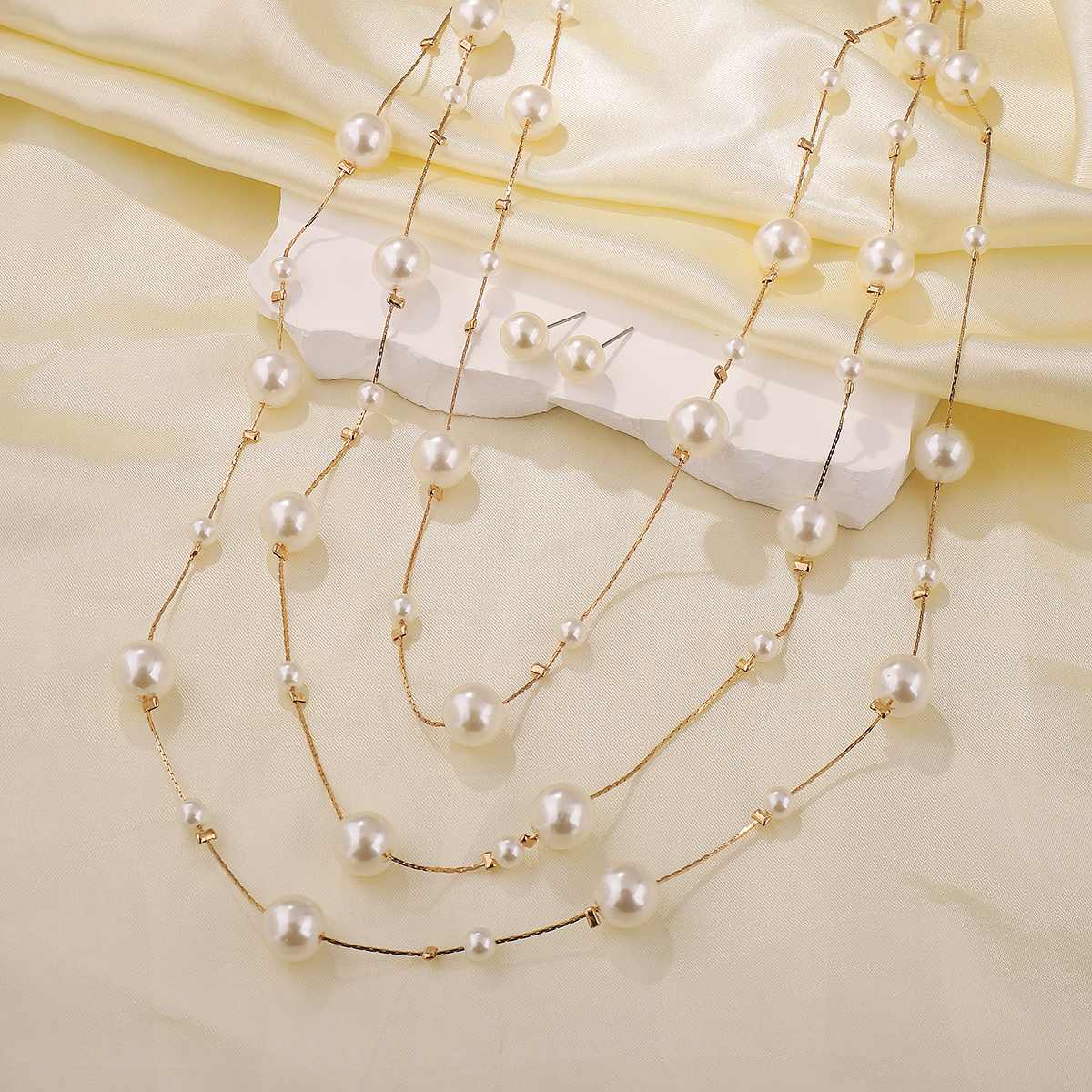 Elegant Modern Style Simple Style Geometric Imitation Pearl Women's Layered Necklaces display picture 4