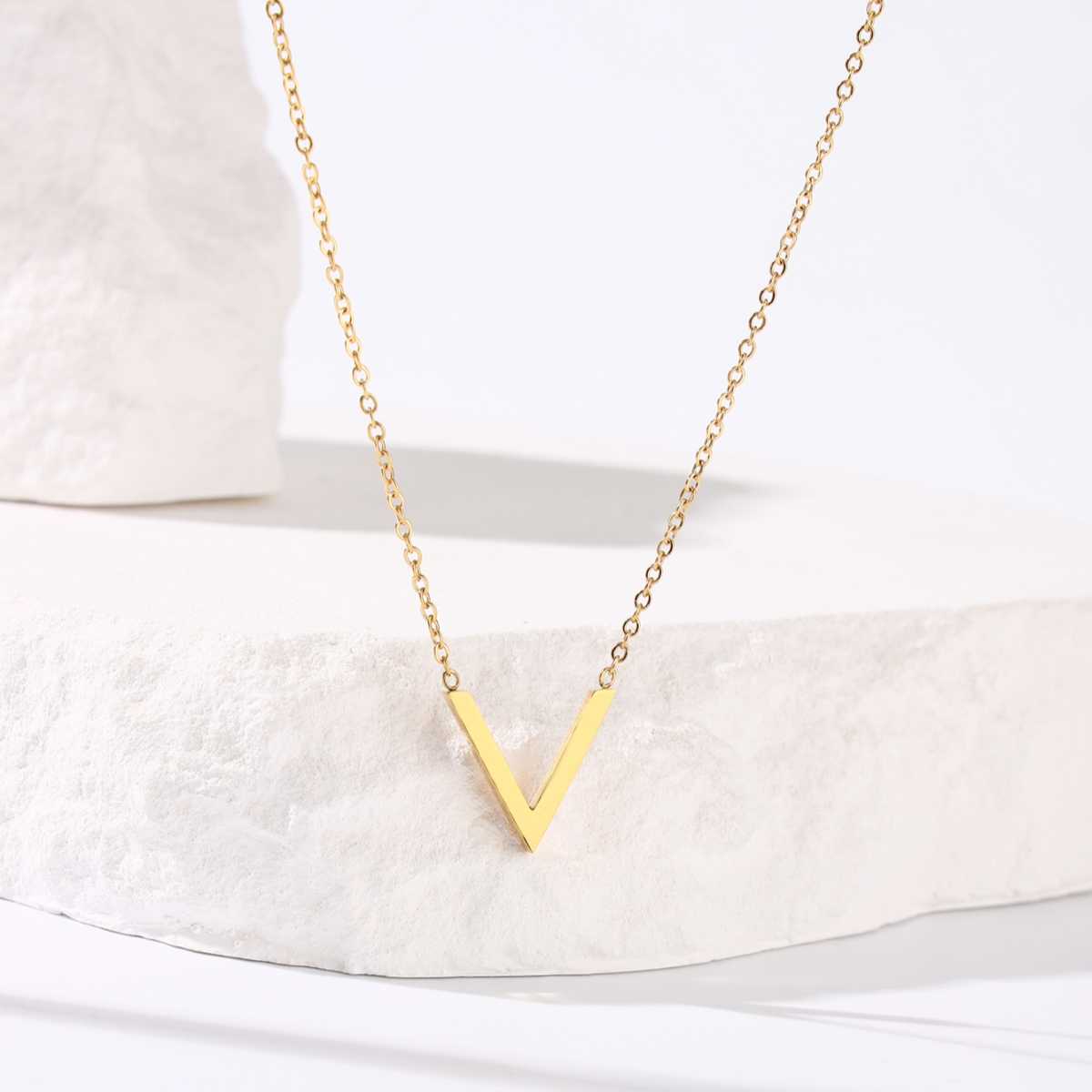 Simple Style V Shape Stainless Steel Plating 18k Gold Plated Necklace display picture 4