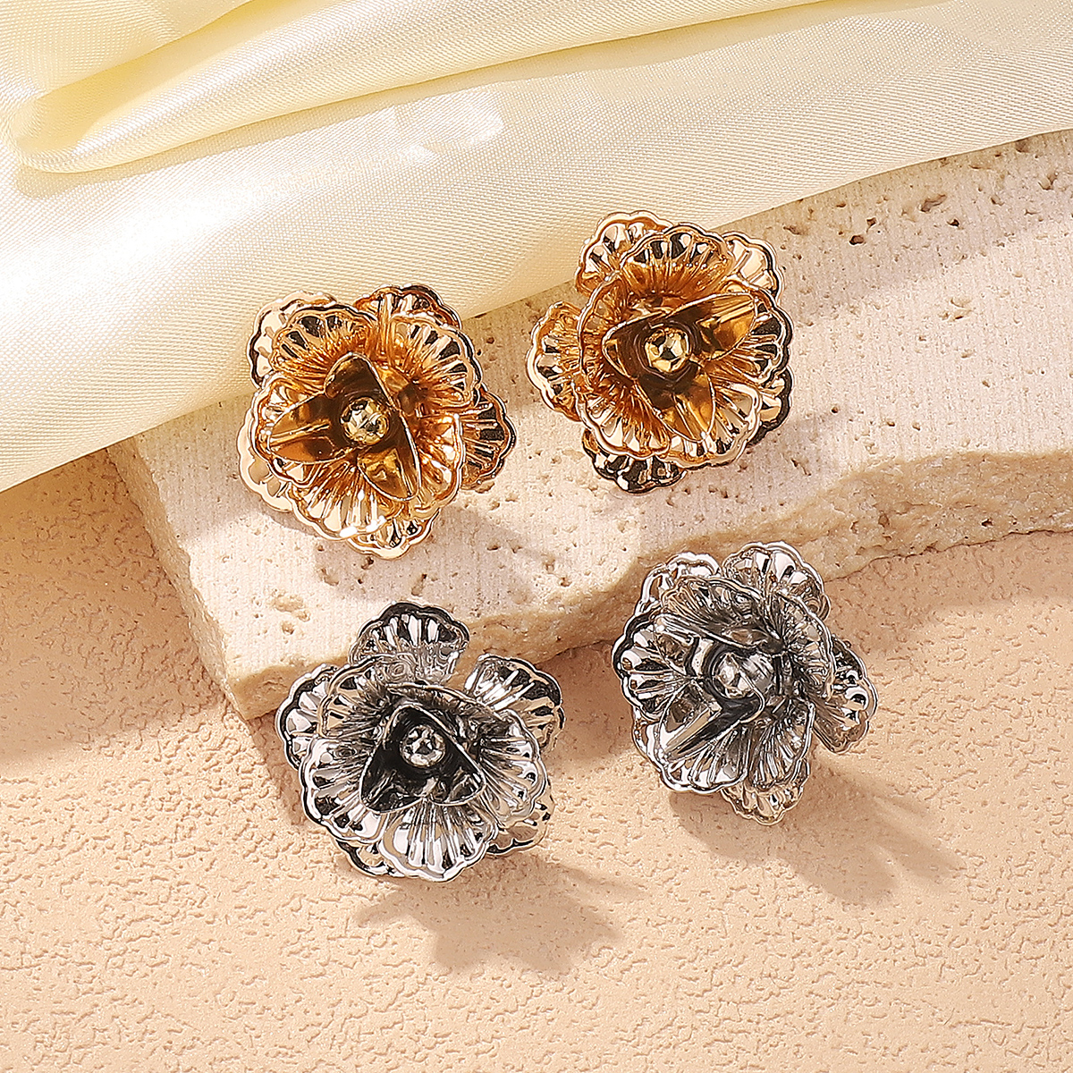 1 Pair Elegant Modern Style Simple Style Flower Iron Ear Studs display picture 3