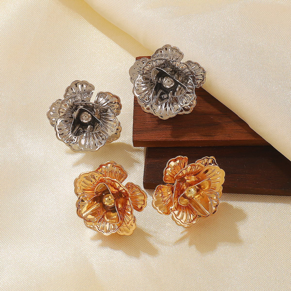 1 Pair Elegant Modern Style Simple Style Flower Iron Ear Studs display picture 4