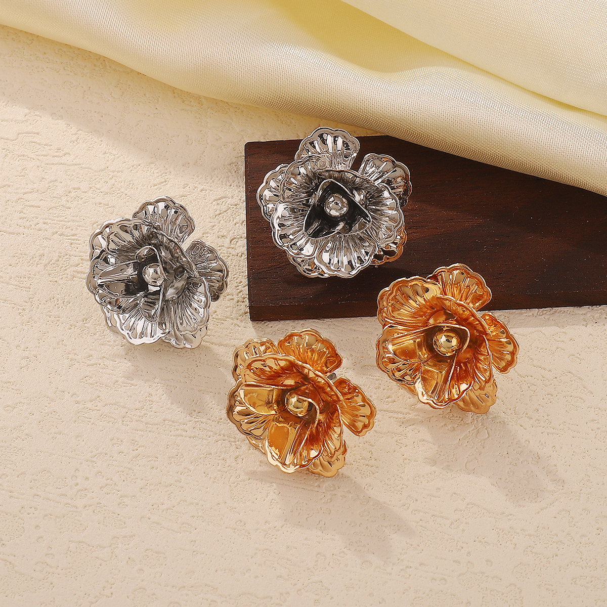 1 Pair Elegant Modern Style Simple Style Flower Iron Ear Studs display picture 2