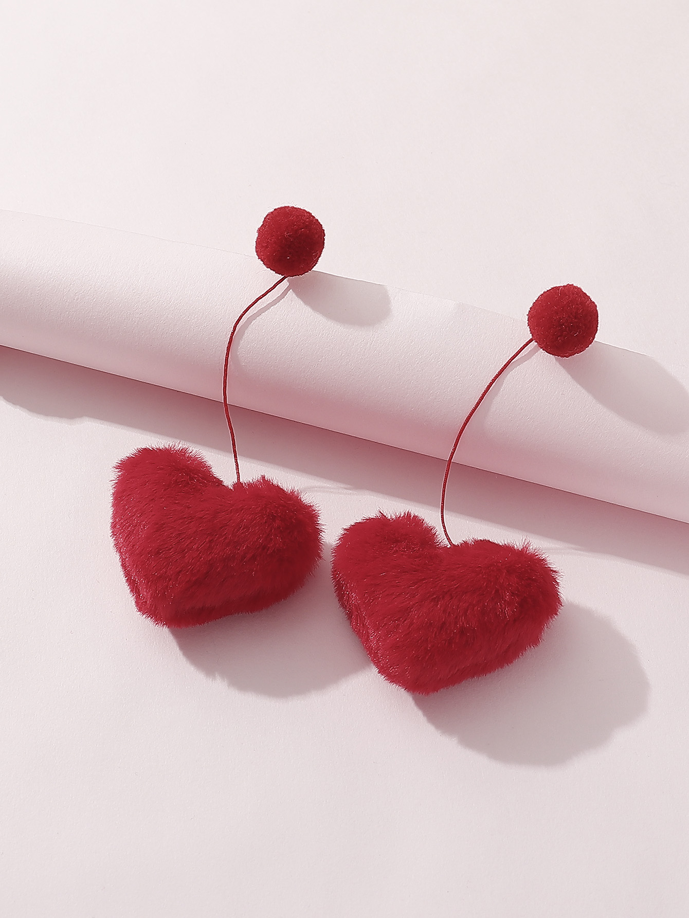 1 Pair Simple Style Heart Shape Synthetic Fibre Drop Earrings display picture 3