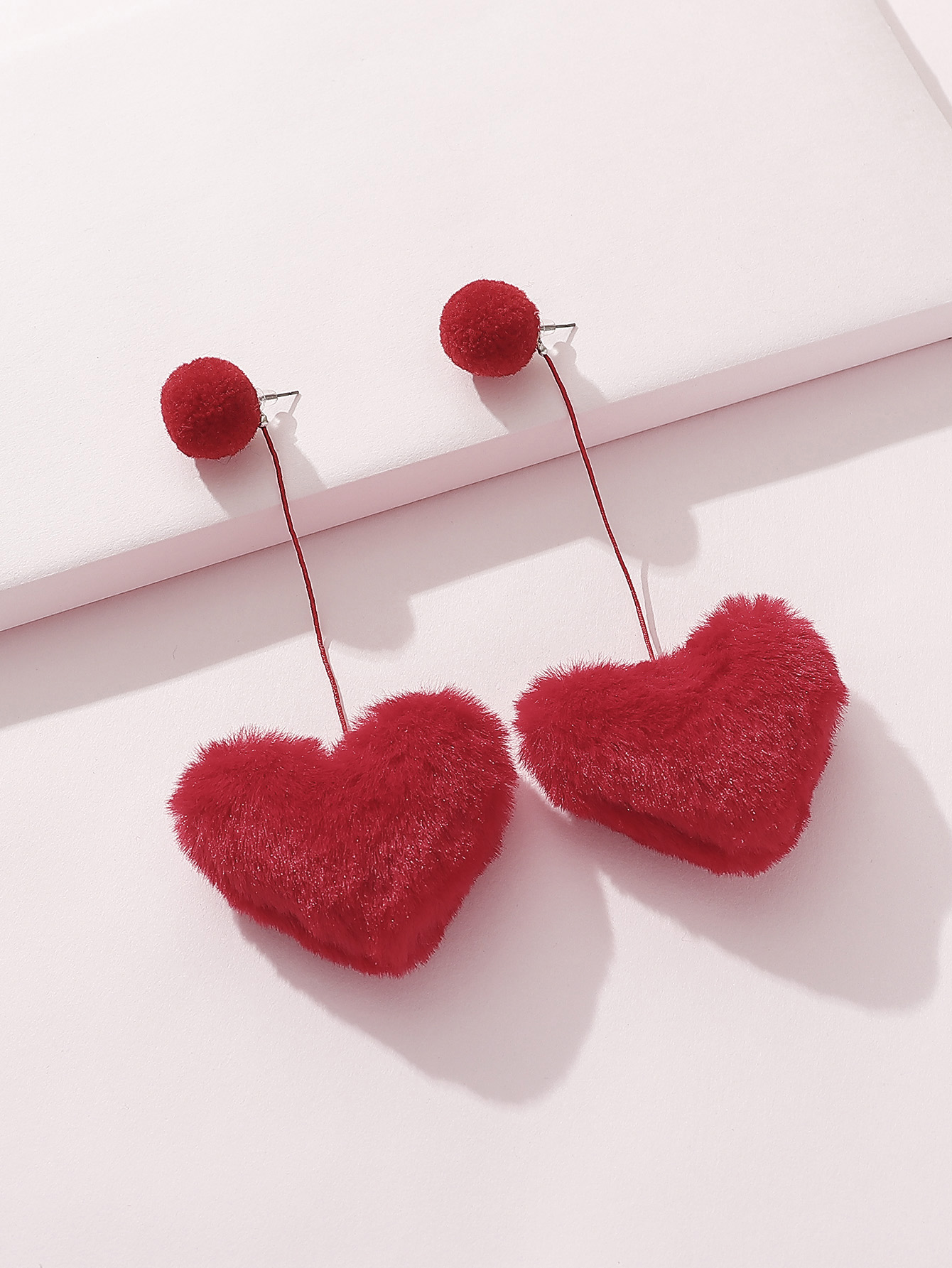 1 Pair Simple Style Heart Shape Synthetic Fibre Drop Earrings display picture 1