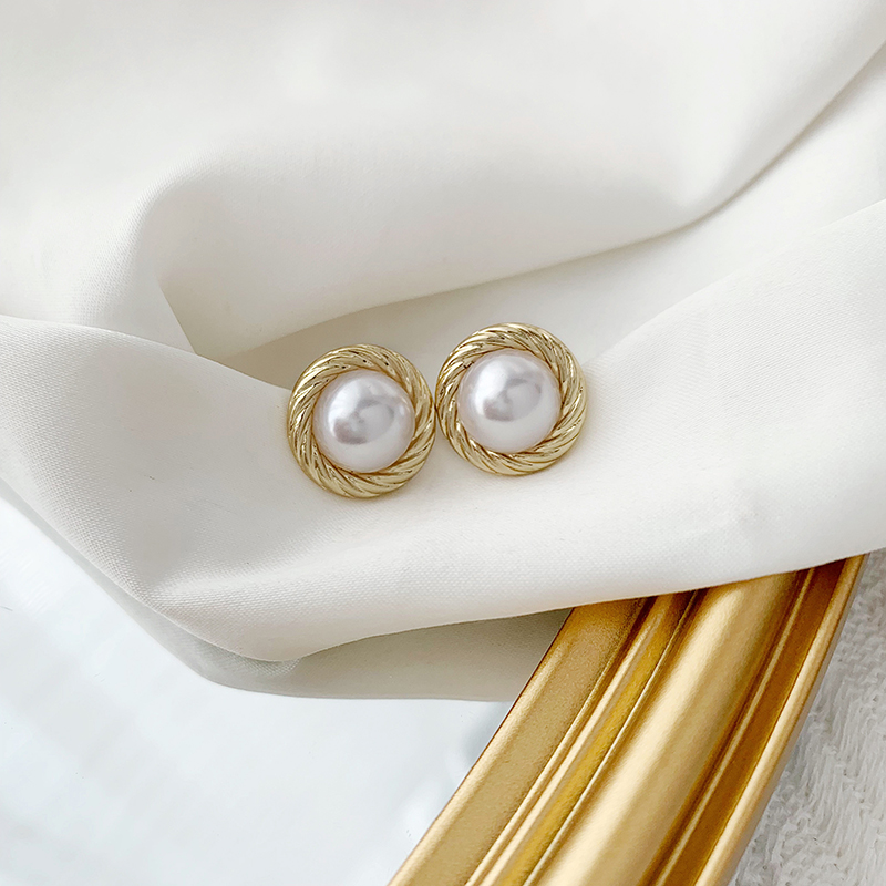 1 Pair Simple Style Classic Style Round Plating Inlay Alloy Artificial Pearls Gold Plated Ear Studs display picture 1
