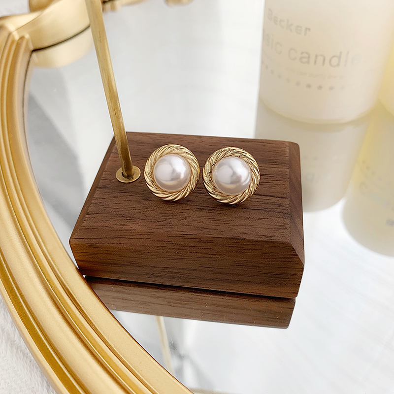 1 Paar Einfacher Stil Klassischer Stil Runden Überzug Inlay Legierung Künstliche Perlen Vergoldet Ohrstecker display picture 7