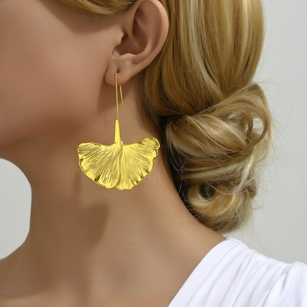 1 Pair Luxurious Leaves Plating Zinc Alloy Gold Plated Dangling Earrings display picture 3