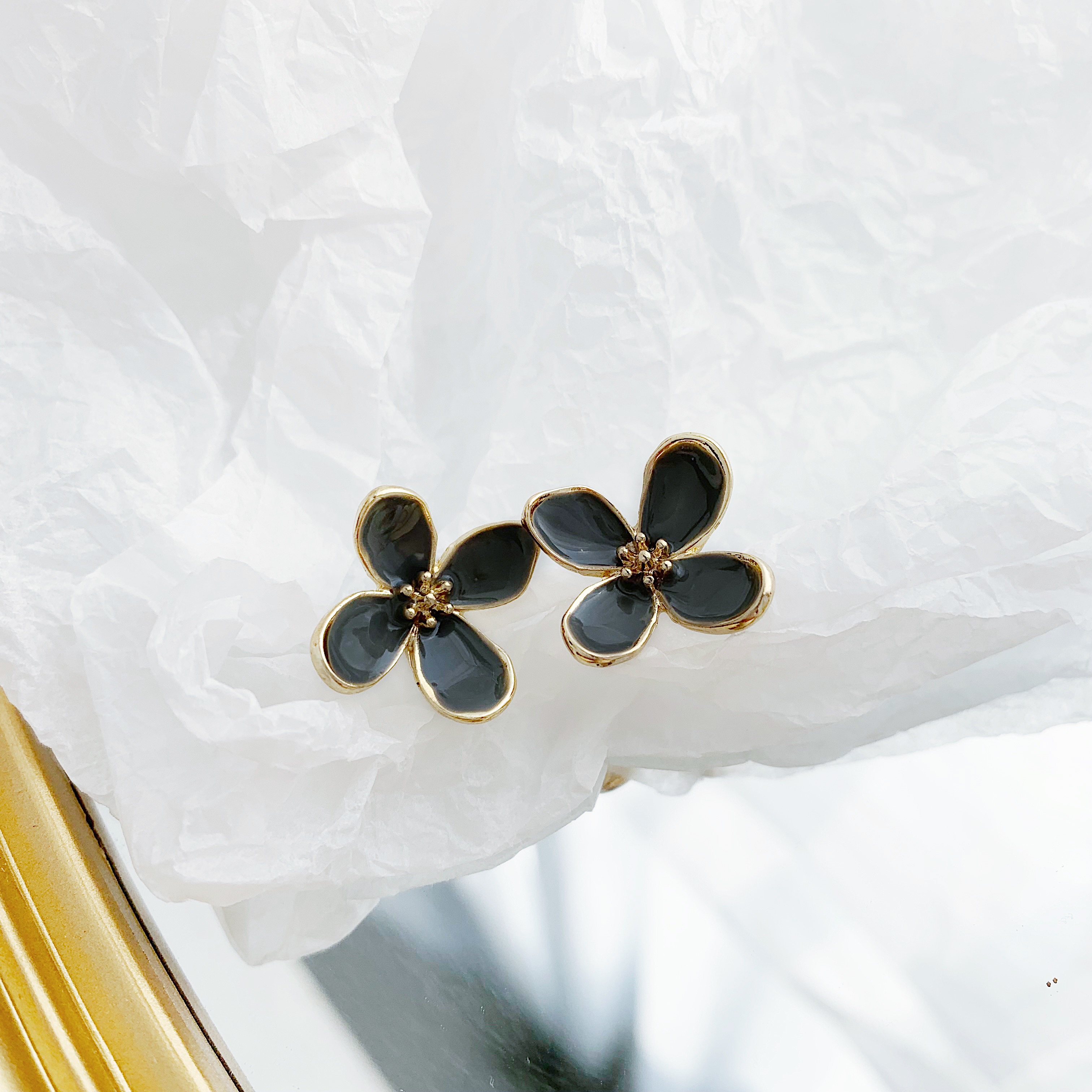 1 Pair Elegant Flower Alloy Gold Plated Ear Studs display picture 1