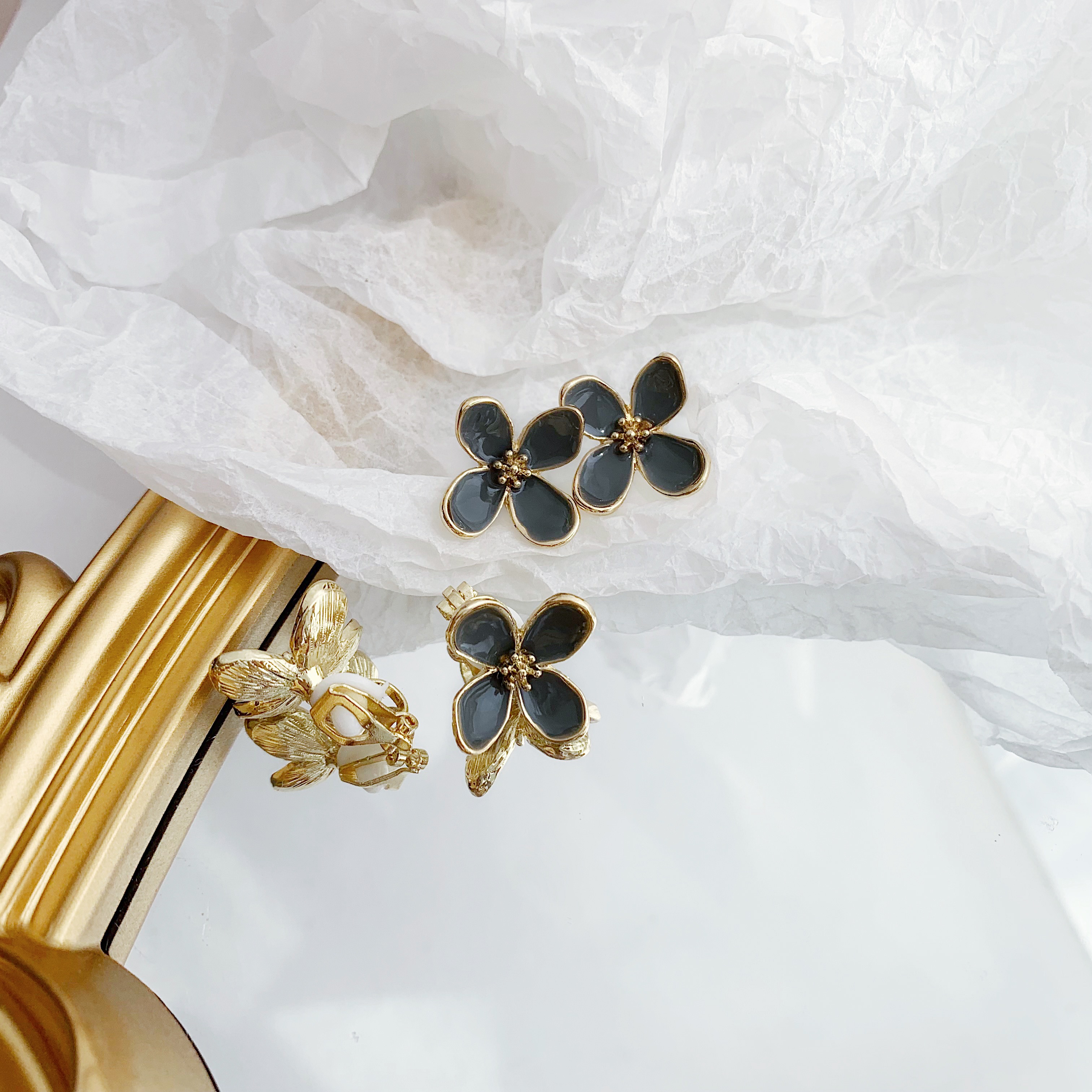 1 Pair Elegant Flower Alloy Gold Plated Ear Studs display picture 5