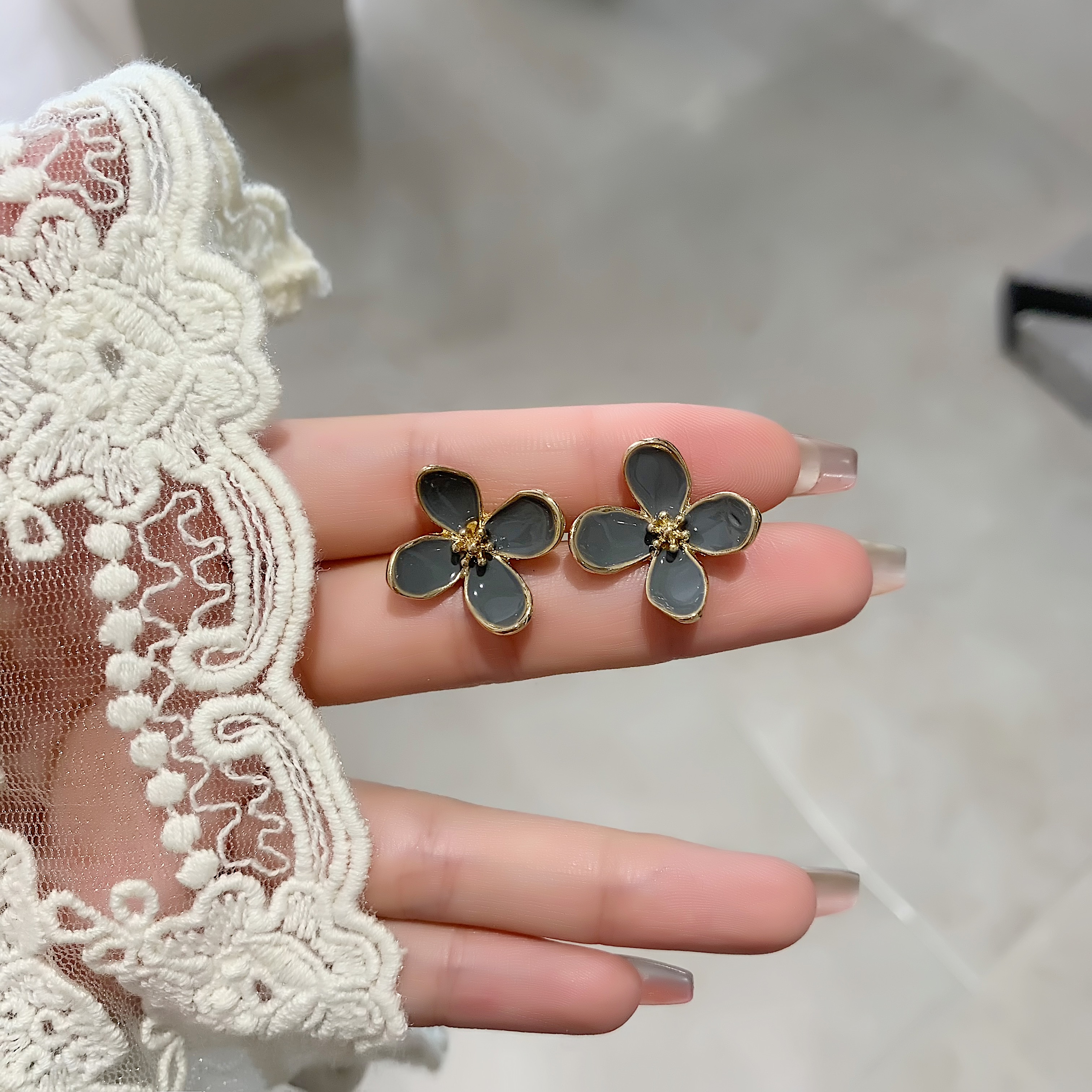 1 Pair Elegant Flower Alloy Gold Plated Ear Studs display picture 6