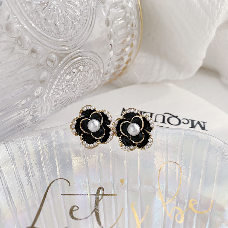 1 Pair Elegant Lady Flower Inlay Alloy Artificial Pearls Gold Plated Ear Studs display picture 1